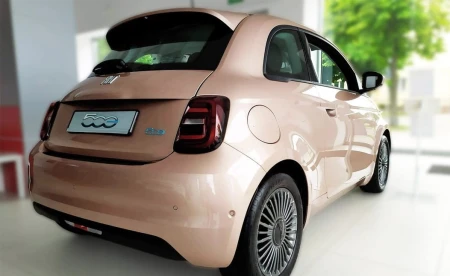 pol_pl_Nakladka-listwa-ochronna-na-zderzak-tylny-FIAT-500e-Czarna-2081_7.jpg