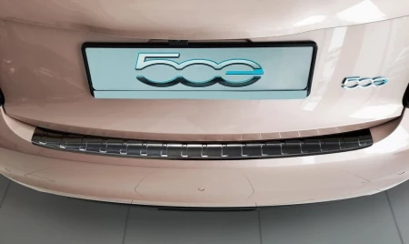 pol_pl_Nakladka-listwa-ochronna-na-zderzak-tylny-FIAT-500e-Czarna-2081_6.jpg