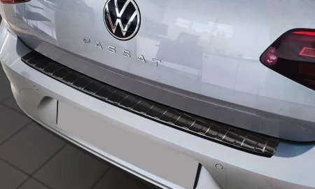 pol_pl_Nakladka-na-zderzak-tylny-Volkswagen-Passat-B8-Czarna-2094_5.jpg