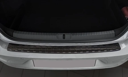 pol_pl_Nakladka-na-zderzak-tylny-Volkswagen-Passat-B8-Czarna-2094_4.jpg