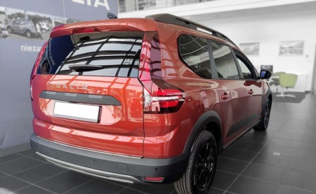 pol_pl_Nakladka-na-zderzak-tylny-do-Dacia-Jogger-Stal-2367_4.jpg