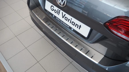 Volkswagen_Golf_VII_Kombi_25-4011_01.JPG