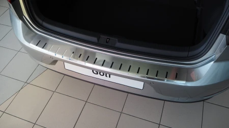Volkswagen_Golf_VII_5D_25-3990_01.JPG