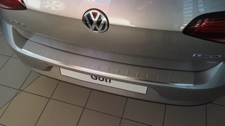 Volkswagen_Golf_VII_5D_50-3990_02.JPG