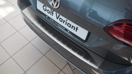 Volkswagen_Golf_VII_Kombi_50-4011_02..JPG