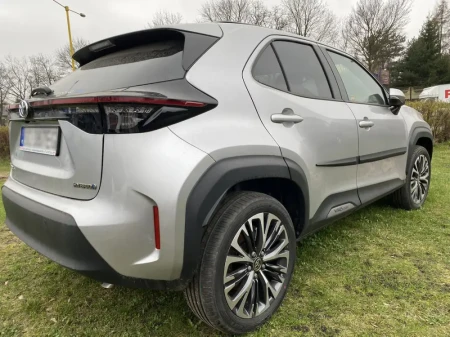 toyota-yaris-cross-listwy-boczne.webp