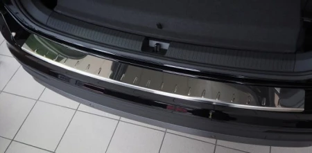 tloczona-nakladka-z-zagieciem-na-zderzak-stal-volkswagen-tiguan-ii (1).jpg