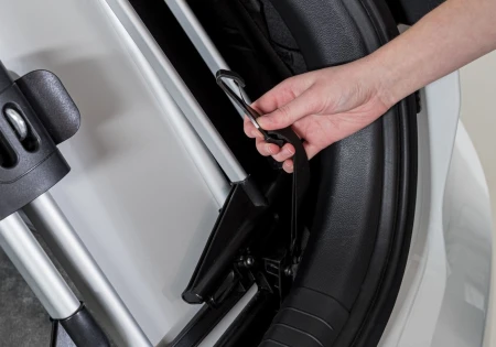 Barierka do bagażnika samochodowego, zapobiega wyskakiwaniu z bagażnika8.jpg