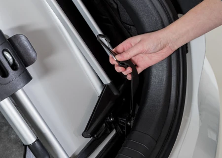 Barierka do bagażnika samochodowego, zapobiega wyskakiwaniu z bagażnika9.jpg