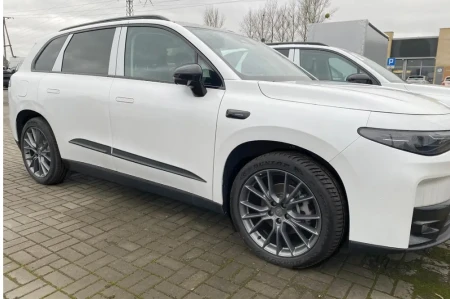 leapmotor-c10-listwy-boczne (3).png