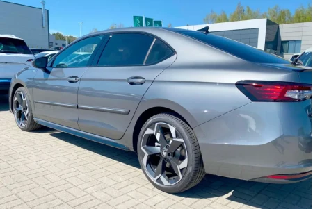 skoda-superb-iv-listwy-boczne-f-62 (2).png