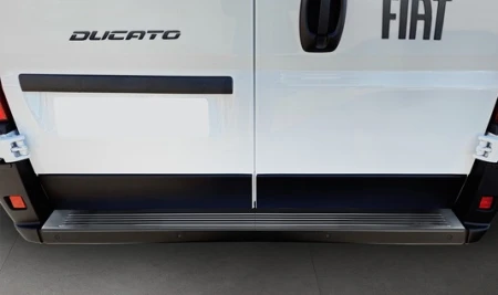 pol_pm_Nakladka-listwa-ochronna-na-zderzak-tylny-Fiat-Ducato-3-Ciemny-grafit-2928_6.jpg