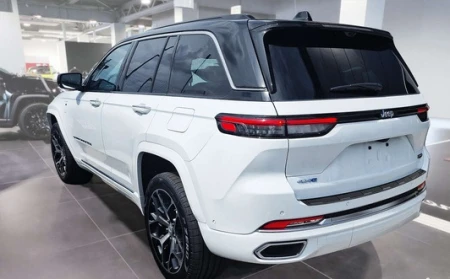 pol_pm_Nakladka-na-zderzak-tylny-Jeep-Grand-Cherokee-5-Czarna-2801_12.jpg