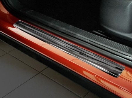 Volkswagen-T-Roc-Czarne-Nakladki-na-progi-Sportline.jpg