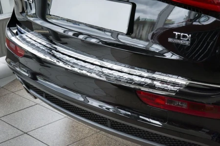 Audi-Q5-Nakladka-listwa-chromowana-na-zderzak-tylny lustro.jpg