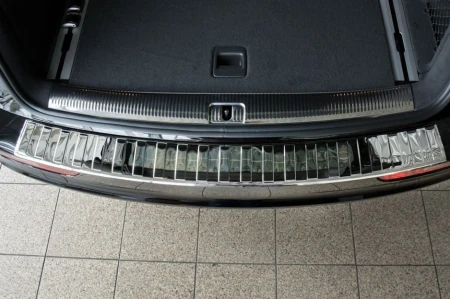 Audi-Q5-Nakladka-listwa-chromowana-na-zderzak-tylny lustro2.jpg
