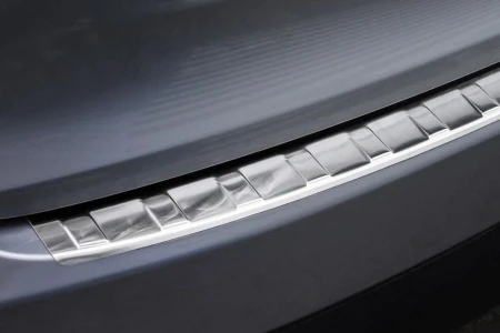 Lexus-NX-nakladka-listwa-ochronna-na-zderzak-tylny1.jpg
