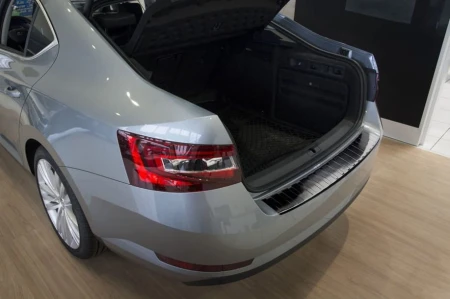 SKODA-SUPERB-3-LIFTBACK-Czarna4.jpg
