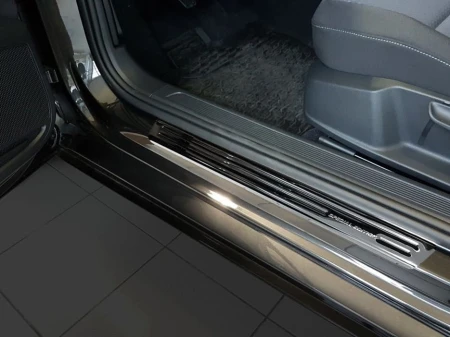 Volkswagen-Passat-B8-Nakladki-ochronne-progowe-Special-Edition1.jpg