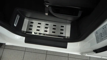 VW-T5-T6-NAKLADKI-NA-STOPNIE-KOMPLET-ZESTAW-3-SZT-Producent-alu-frost.jpg