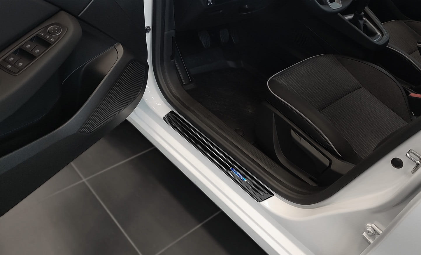 2 18037 RENAULT CLIO V 5D 2019- NP1L.jpg
