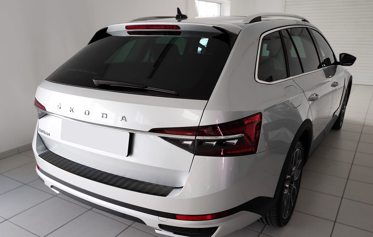 2 40320 SKODA SUPERB III SCOUT 2019- TL.jpg