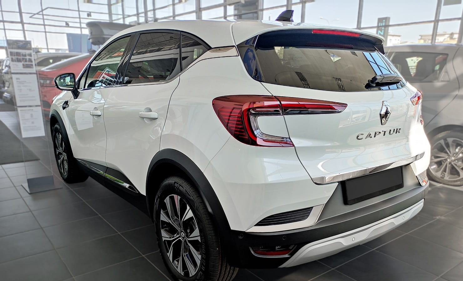 2 38102 RENAULT CAPTUR II CROSSOVER 2019- TL.jpg