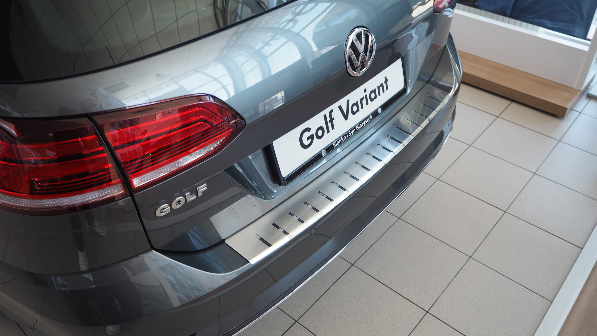 Volkswagen_Golf_VII_Kombi_25-4011_02.JPG