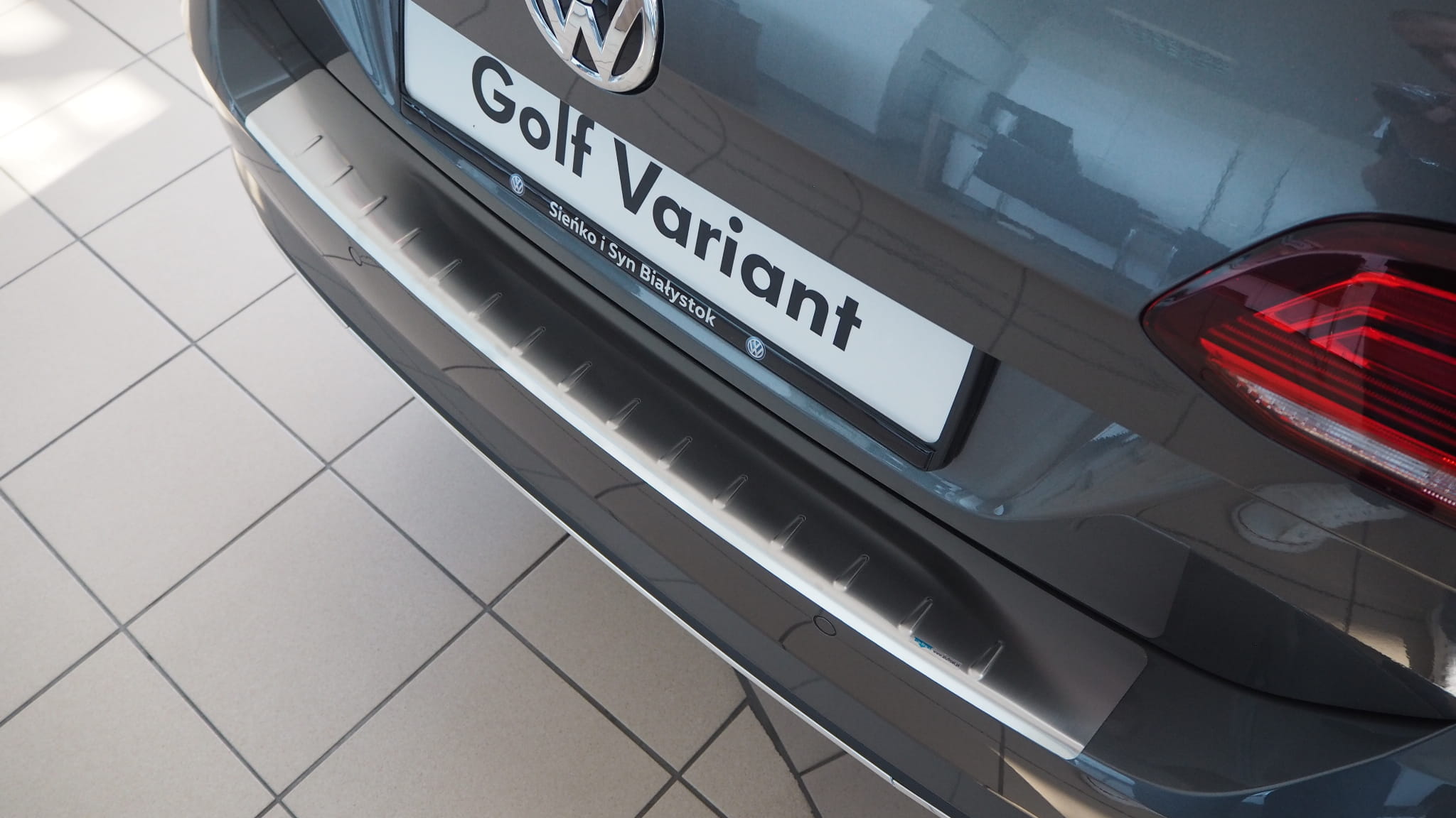 Volkswagen_Golf_VII_Kombi_50-4011_02..JPG