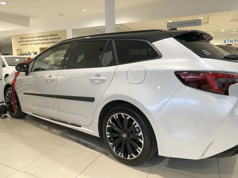 toyota-corolla-ts-kombi-2023-listwy-boczne.webp