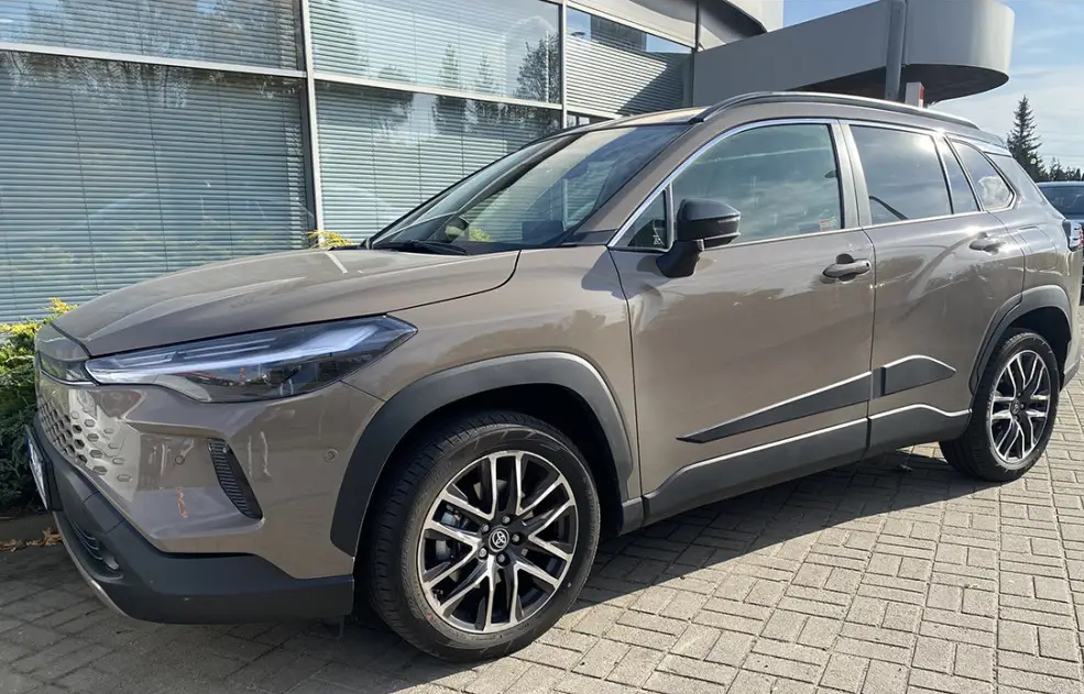 toyota-corolla-cross-2025-listwy-boczne-f-64 (2).png