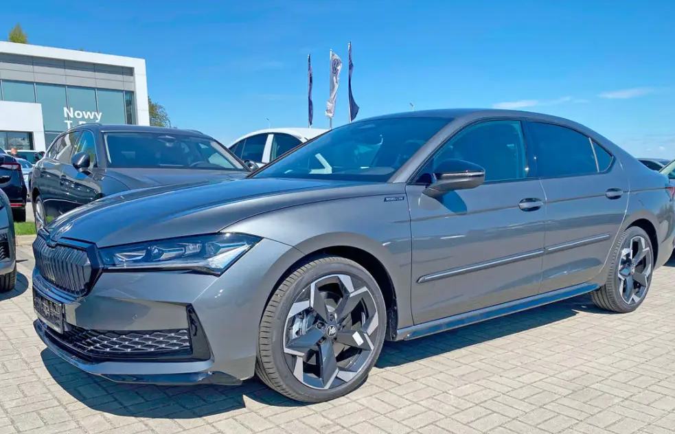 skoda-superb-iv-listwy-boczne-f-62 (4).png
