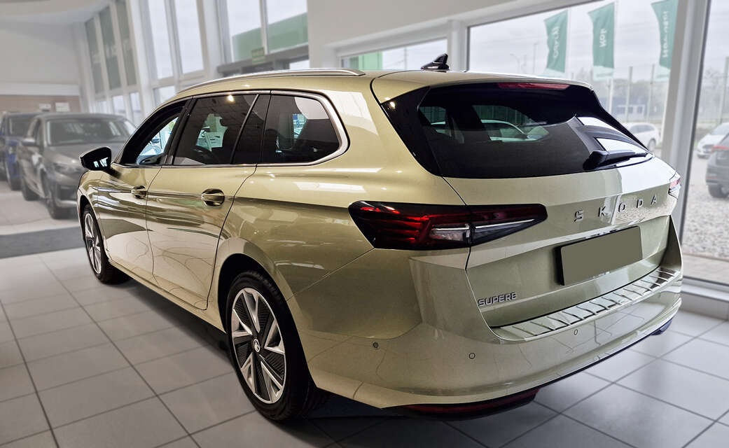 pol_pl_Nakladka-na-zderzak-tylny-do-Skoda-Superb-4-Kombi-2770_14.jpg