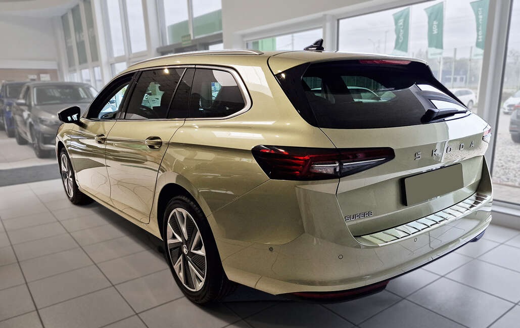 pol_pl_Nakladka-na-zderzak-tylny-do-Skoda-Superb-4-Kombi-2773_14.jpg