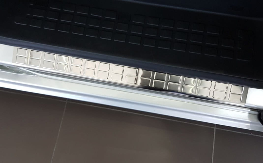 Citroen-Spacetourer-Nakladki-ochronne-progowe-tyl.jpg